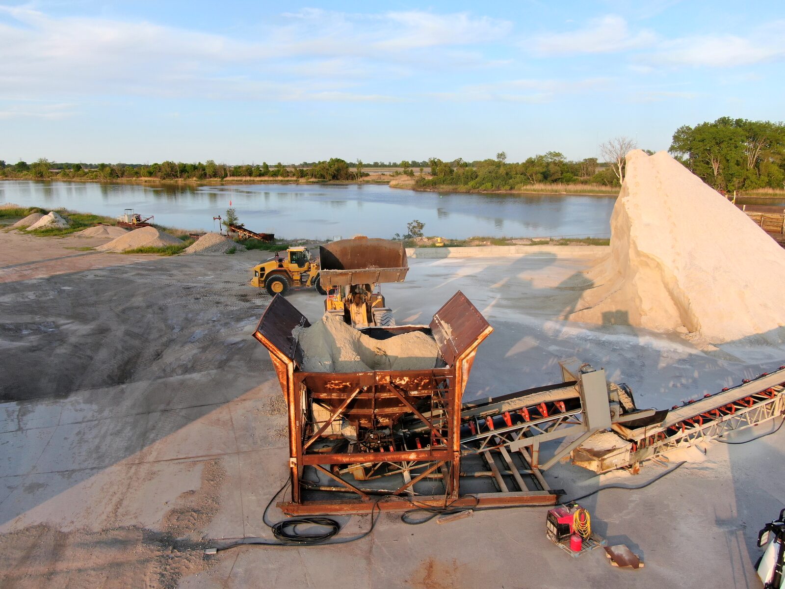 Material handling equipment at the terminal